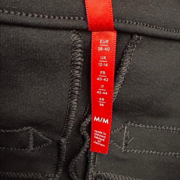 SPANX Pants, Black. Size Medium. 
Faux pockets
NWOT - Picture 4 of 13